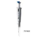 Brand Direktverdränger-Pipette Transferpettor digital (Katalognummer 701822) mit blauem Kolbenkopf und montierter Kapillare vor weißem Hintergrund
