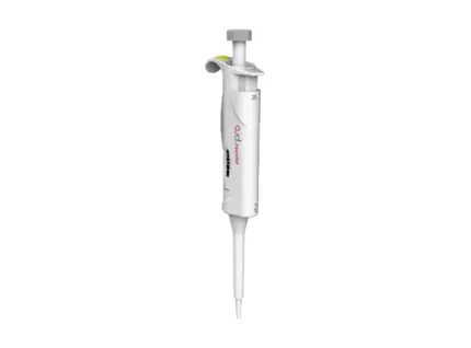 AHN pipet4u Pro Fixvolumen-Mikroliterpipette für ein festes Volumen von 25 ul in ergonomischer Ausführung vor hellem Hintergrund