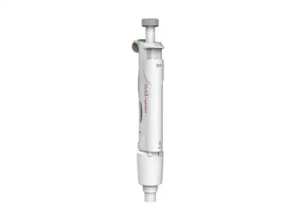 AHN pipet4u Pro Fixvolumen-Mikroliterpipette für ein festes Volumen von 5 ml in ergonomischer Ausführung vor hellem Hintergrund