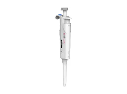 AHN pipet4u Pro Einkanal-Mikroliterpipette für den Volumenbereich von 100 bis 1000 ul in ergonomischer Ausführung vor hellem Hintergrund