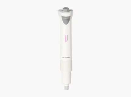 AHN pipet4u Revolution elektronische Einkanal-Mikroliterpipette für den Volumenbereich von 100 bis 5000 ul in ergonomischer Ausführung vor hellem Hintergrund
