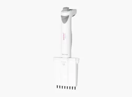 AHN pipet4u Revolution elektronische 8-Kanal-Mikroliterpipette für den Volumenbereich von 0,5 bis 10 ul in ergonomischer Ausführung vor hellem Hintergrund