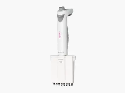 AHN pipet4u Revolution elektronische 8-Kanal-Mikroliterpipette für den Volumenbereich von 30 bis 300 ul in ergonomischer Ausführung vor hellem Hintergrund