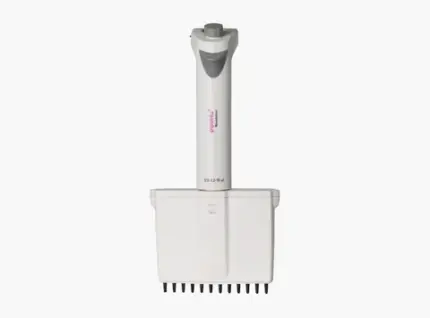 AHN pipet4u Revolution elektronische 12-Kanal-Mikroliterpipette für den Volumenbereich von 0,5 bis 10 ul in ergonomischer Ausführung vor hellem Hintergrund
