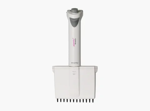 AHN pipet4u Revolution elektronische 12-Kanal-Mikroliterpipette 0,5 – 10 ul AHN pipet4u Revolution elektronische 12-Kanal-Mikroliterpipette für den Volumenbereich von 0,5 bis 10 ul in ergonomischer Ausführung vor hellem Hintergrund