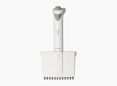 AHN pipet4u Revolution elektronische 12-Kanal-Mikroliterpipette 5 – 50 ul AHN pipet4u Revolution elektronische 12-Kanal-Mikroliterpipette für den Volumenbereich von 5 bis 50 ul in ergonomischer Ausführung vor hellem Hintergrund