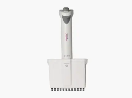AHN pipet4u Revolution elektronische 12-Kanal-Mikroliterpipette für den Volumenbereich von 10 bis 100 ul in ergonomischer Ausführung vor hellem Hintergrund