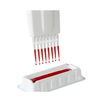 Nahaufnahme einer Mehrkanalpipette, die rote Flüssigkeit aus einem weißen AHN Reagenzbehälter (Einweg-Reservoir) aus Polystyrol aufnimmt oder abgibt, vor transparentem Hintergrund.