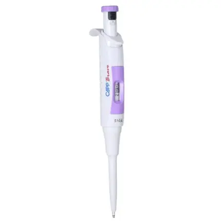 CAPP Bravo Manuelle Einkanalpipette 0,1 bis 2 ul variabel mit violettem Bedienelement und digitaler Volumenanzeige vor hellem Hintergrund