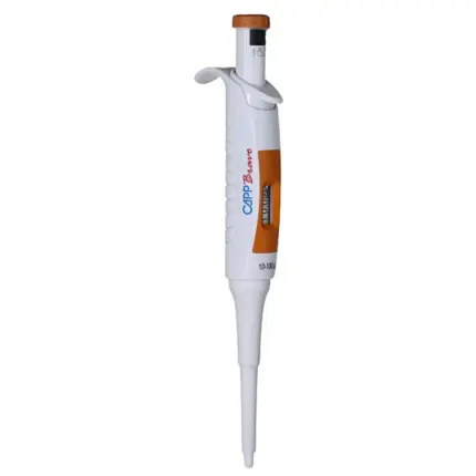 CAPP Bravo Manuelle Einkanalpipette 10 bis 100 ul variabel mit orangefarbenem Bedienelement und digitaler Volumenanzeige vor hellem Hintergrund