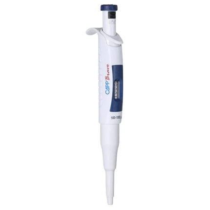 CAPP Bravo Manuelle Einkanalpipette 100 bis 1.000 ul variabel mit blauem Bedienelement und digitaler Volumenanzeige vor hellem Hintergrund