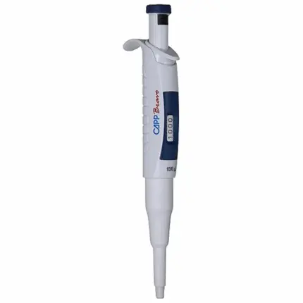 CAPP Bravo Fixvolumen-Pipette 1.000 ul mit blauem Bedienelement und fester Volumenanzeige vor hellem Hintergrund