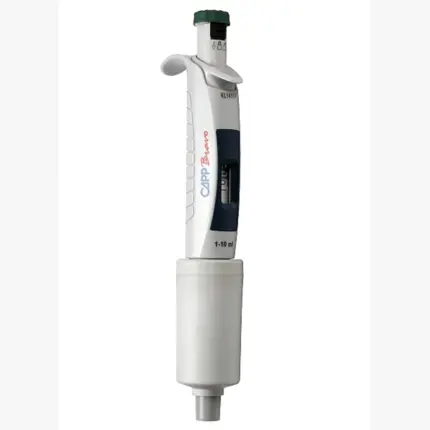 CAPP Bravo Manuelle Einkanalpipette 1 bis 10 ml variabel mit grünem Bedienelement und digitaler Volumenanzeige vor hellem Hintergrund