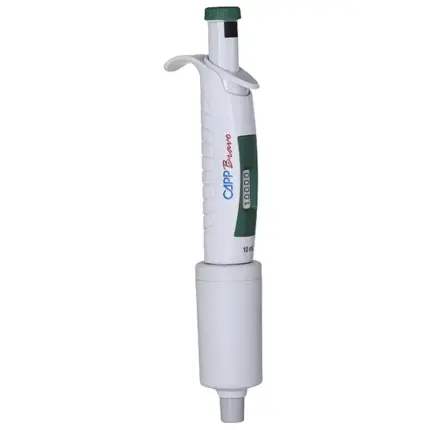 CAPP Bravo Fixvolumen-Pipette 10 ml mit grünem Bedienelement und fester Volumenanzeige vor hellem Hintergrund