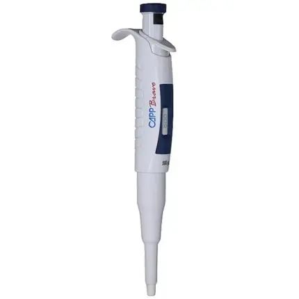 CAPP Bravo Fixvolumen-Pipette 500 ul mit blauem Bedienelement und fester Volumenanzeige vor hellem Hintergrund