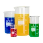 Borostar Becherglas, hohe Form, mit Ausguss, Graduierung und Schriftfeld, gefüllt mit farbigen Flüssigkeiten aus Borosilikatglas 3.3 in verschiedenen Ausführungen in Vorderansicht im freigestellten Format