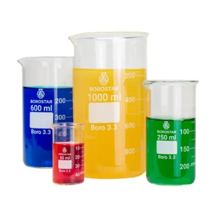 Borostar Becherglas, hohe Form, mit Ausguss, Graduierung und Schriftfeld, gefüllt mit farbigen Flüssigkeiten aus Borosilikatglas 3.3 in verschiedenen Ausführungen in Vorderansicht im freigestellten Format