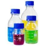 Borostar Laborflasche GL45 mit blauer Schraubkappe, Ausgießring aus Polypropylen (PP), Graduierung und Schriftfeld, gefüllt mit farbigen Flüssigkeiten aus Borosilikatglas 3.3 in verschiedenen Ausführungen in Vorderansicht im freigestellten Format
