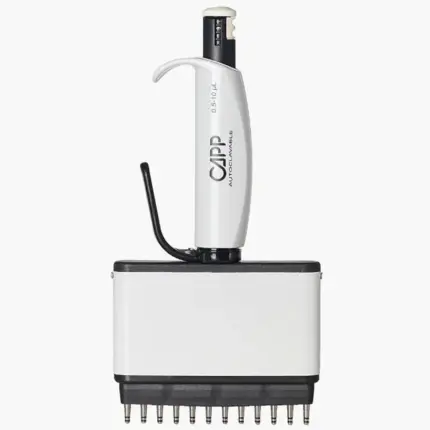 Autoklavierbare CAPP Aero 96 12-Kanal-Mikroliterpipette für variable Volumina von 0,5 bis 10 ul mit weißem Farbcode und digitalem Zählwerk vor hellem Hintergrund