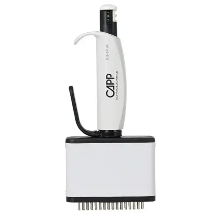 Autoklavierbare CAPP Aero 384 16-Kanal-Mikroliterpipette für variable Volumina von 0,5 bis 10 ul mit weißem Farbcode und digitalem Zählwerk vor hellem Hintergrund