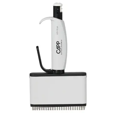 Autoklavierbare CAPP Aero 384 24-Kanal-Mikroliterpipette für variable Volumina von 0,5 bis 10 ul mit weißem Farbcode und digitalem Zählwerk vor hellem Hintergrund