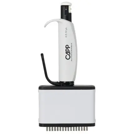 Autoklavierbare CAPP Aero 384 48-Kanal-Mikroliterpipette für variable Volumina von 0,5 bis 10 ul mit weißem Farbcode und digitalem Zählwerk vor hellem Hintergrund