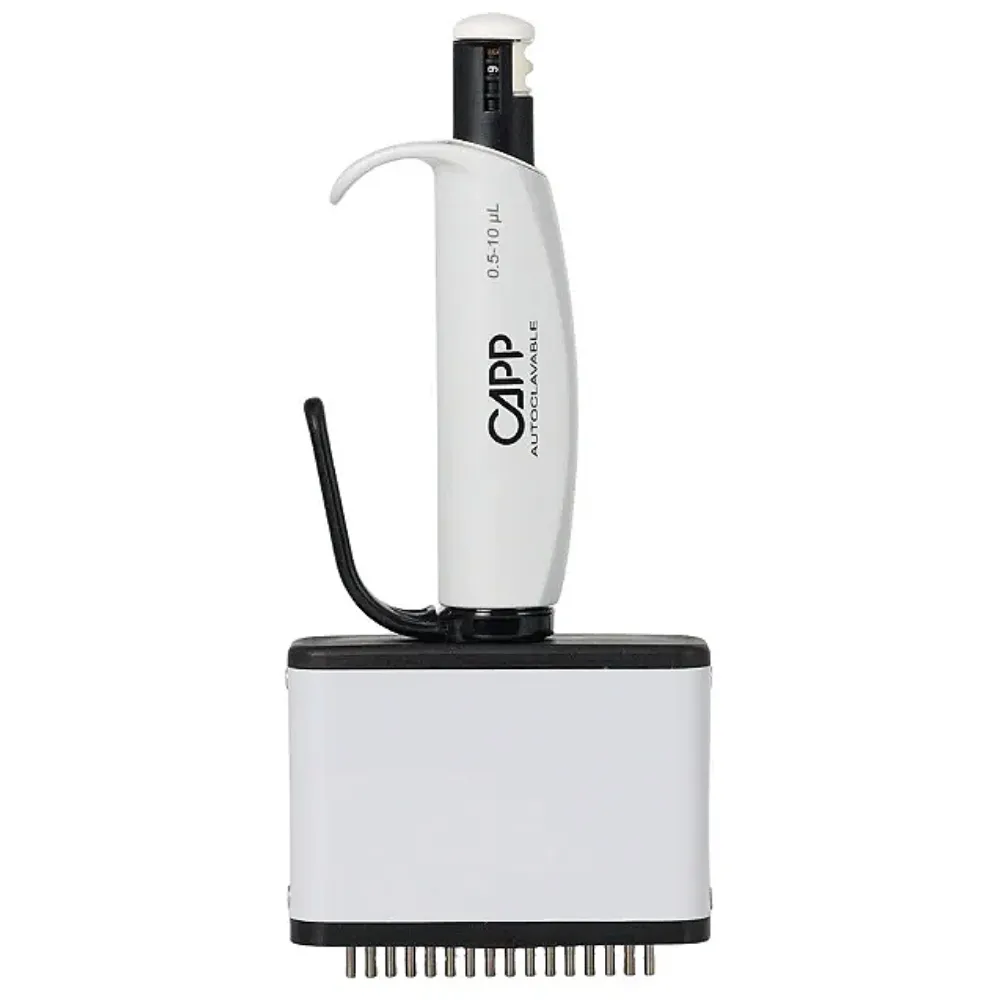 CAPP Aero 384 48-Kanal-Mikroliterpipette 0,5 bis 10 ul Weiß Autoklavierbare CAPP Aero 384 48-Kanal-Mikroliterpipette für variable Volumina von 0,5 bis 10 ul mit weißem Farbcode und digitalem Zählwerk vor hellem Hintergrund