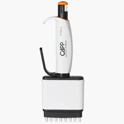 Autoklavierbare CAPP Aero 96 8-Kanal-Mikroliterpipette für variable Volumina von 10 bis 100 ul mit orangefarbenem Farbcode in Detailansicht vor hellem Hintergrund