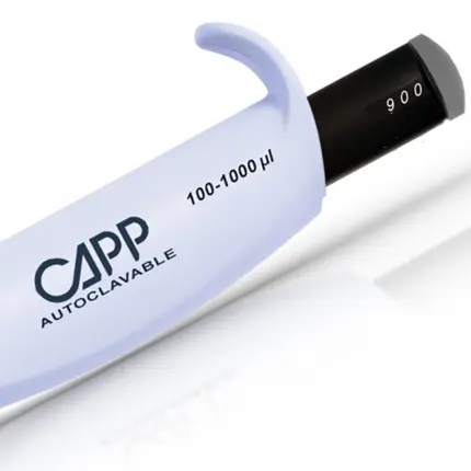 Nahaufnahme des oberen Bereichs der autoklavierbaren CAPP Mikrobiologie-Pipette mit digitalem Zählwerk auf 900 ul eingestellt, Aufschrift 100-1000 ul und CAPP Autoclavable vor hellem Hintergrund