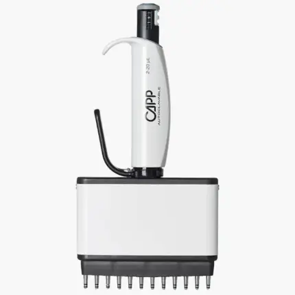 Autoklavierbare CAPP Aero 96 12-Kanal-Mikroliterpipette für variable Volumina von 2 bis 20 ul mit grauem Farbcode und digitalem Zählwerk vor hellem Hintergrund