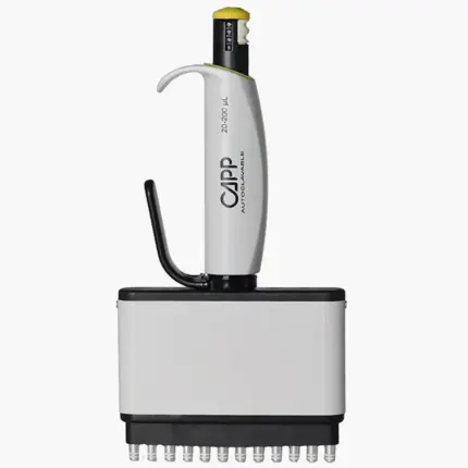 Autoklavierbare CAPP Aero 96 12-Kanal-Mikroliterpipette für variable Volumina von 20 bis 200 ul mit gelbem Farbcode und digitalem Zählwerk vor hellem Hintergrund