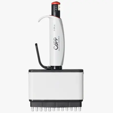 Autoklavierbare CAPP Aero 96 12-Kanal-Mikroliterpipette für variable Volumina von 5 bis 50 ul mit rotem Farbcode und digitalem Zählwerk vor hellem Hintergrund