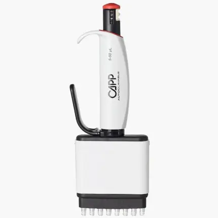 Autoklavierbare CAPP Aero 96 8-Kanal-Mikroliterpipette für variable Volumina von 5 bis 50 ul mit rotem Farbcode und oberem Zählwerk vor hellem Hintergrund