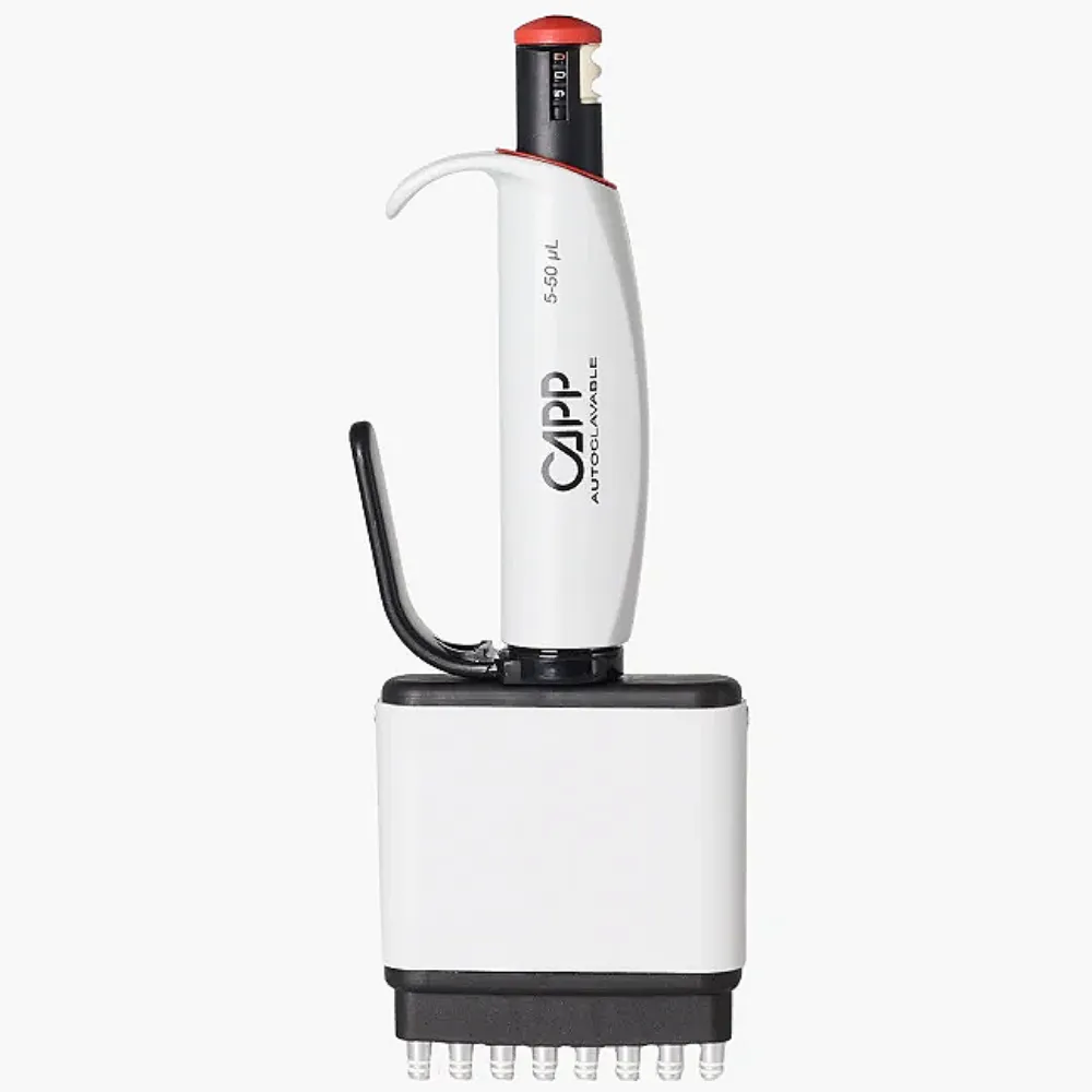 CAPP Aero 96 8-Kanal-Mikroliterpipette 5 bis 50 ul Rot Autoklavierbare CAPP Aero 96 8-Kanal-Mikroliterpipette für variable Volumina von 5 bis 50 ul mit rotem Farbcode und oberem Zählwerk vor hellem Hintergrund