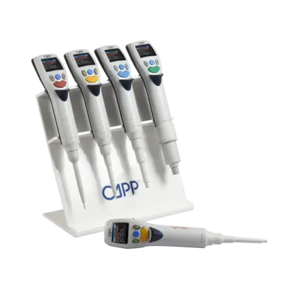 Ansicht der CAPP Maestro Elektronischen Einkanalpipetten in verschiedenen Volumenbereichen auf einem passenden Tisch-Pipettenständer mit CAPP-Logo sowie einer weiteren liegenden Pipette vor transparentem Hintergrund