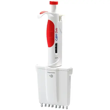 Manuelle CAPP Solo 8-Kanal-Mikroliterpipette für variable Volumina von 30 bis 300 ul mit rotem Bedienelement und digitaler Zähleinheit vor hellem Hintergrund