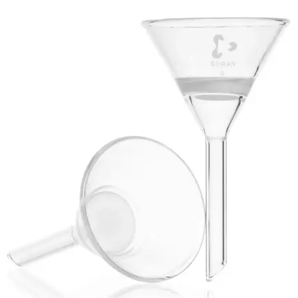 DURAN Filter-Trichter konisch mit Sinterplatte, Borosilikatglas 3.3, konische Filtertrichter mit integrierter Sinterplatte in Vorder- und Schrägansicht im freigestellten Format