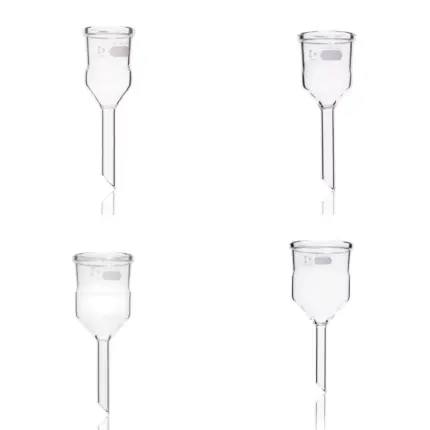 Mehrere DURAN Tiegel-Trichteradapter aus Borosilikatglas 3.3 in verschiedenen Ausführungen und Perspektiven im freigestellten Format