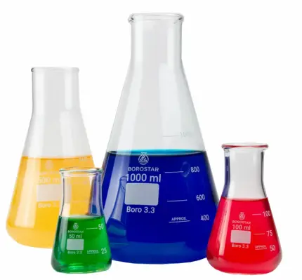 Borostar Erlenmeyerkolben weithalsig (WH) mit Graduierung und Schriftfeld, gefüllt mit farbigen Flüssigkeiten aus Borosilikatglas 3.3 in verschiedenen Ausführungen in Vorderansicht im freigestellten Format