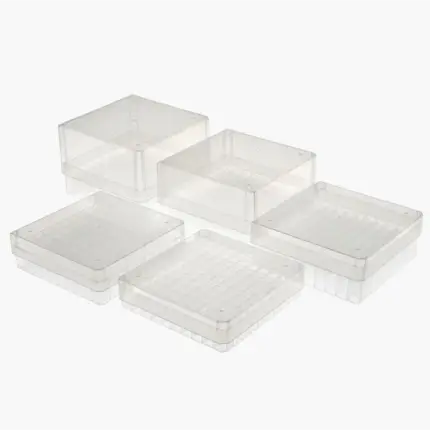 CAPP Expell Kunststoff-Kryoboxen 10x10 für 0,5 ml Röhrchen in transparenter Ausführung vor hellem Hintergrund