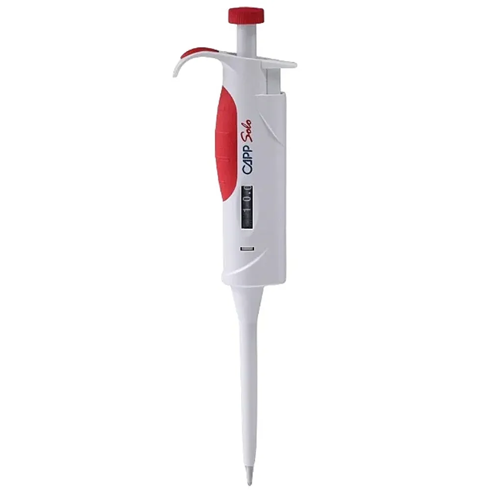CAPP Solo manuelle Einkanal-Mikroliterpipette 0,5 bis 10 ul CAPP Solo manuelle Einkanal-Mikroliterpipette 0,5 bis 10 ul mit rotem Bedienelement und digitaler Volumenanzeige vor hellem Hintergrund