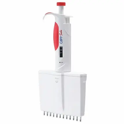 Manuelle CAPP Solo 12-Kanal-Mikroliterpipette für variable Volumina von 0,5 bis 10 ul mit rotem Bedienelement und digitaler Anzeige für Hochdurchsatz-Analysen