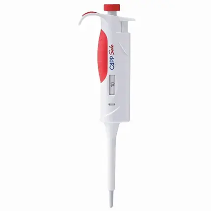 Einkanalige Fixvolumenpipette CAPP Solo mit 10 ul Festvolumen, rotem Griffbereich und fixer Digitalanzeige auf hellem Grund