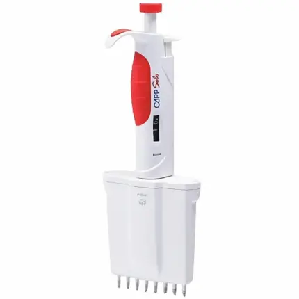 Manuelle CAPP Solo 8-Kanal-Mikroliterpipette für variable Volumina von 0,5 bis 10 ul mit rotem Griffakzent und digitalem Zählwerk vor hellem Hintergrund