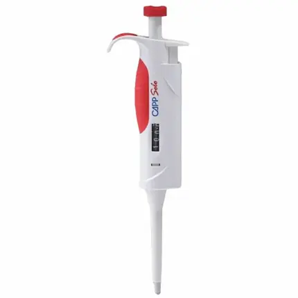 Einkanal-Mikroliterpipette CAPP Solo für Routine-Laboranwendungen von 10 bis 100 ul mit rotem Druckknopf und digitaler Skala auf neutralem Grund