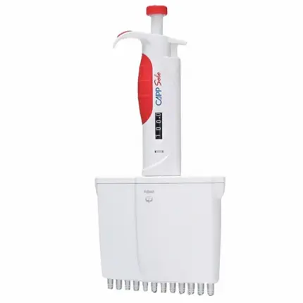 Manuelle CAPP Solo 12-Kanal-Mikroliterpipette für variable Volumina von 10 bis 100 ul mit rotem Bedienelement und digitaler Zähleinheit vor hellem Hintergrund