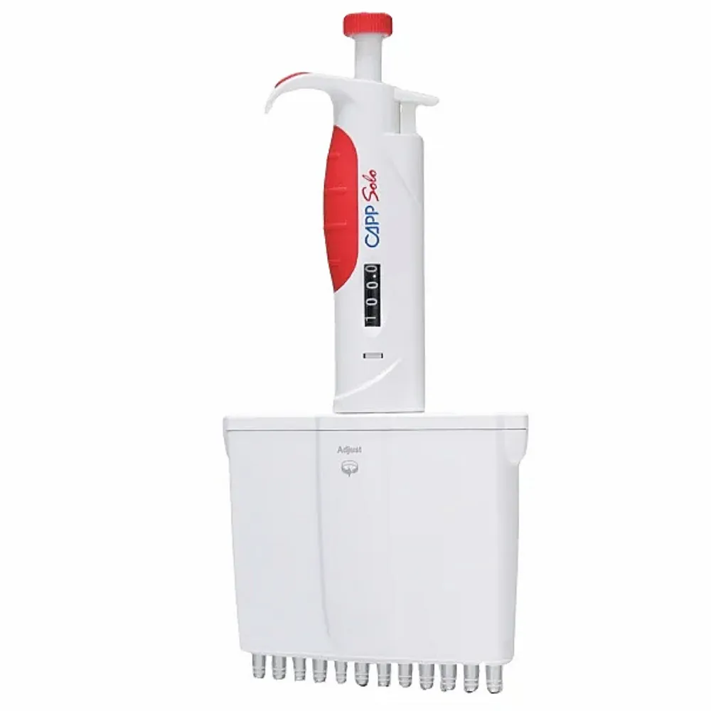 CAPP Solo 12-Kanal-Mikroliterpipette 10 bis 100 ul Manuelle CAPP Solo 12-Kanal-Mikroliterpipette für variable Volumina von 10 bis 100 ul mit rotem Bedienelement und digitaler Zähleinheit vor hellem Hintergrund