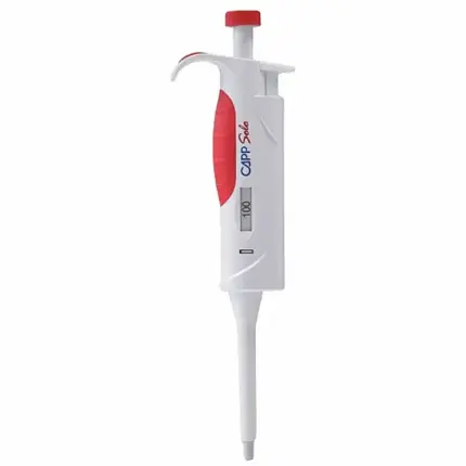 Einkanal-Fixvolumenpipette CAPP Solo für 100 ul mit rotem Bedienelement und fixer Digitalanzeige vor hellem Hintergrund