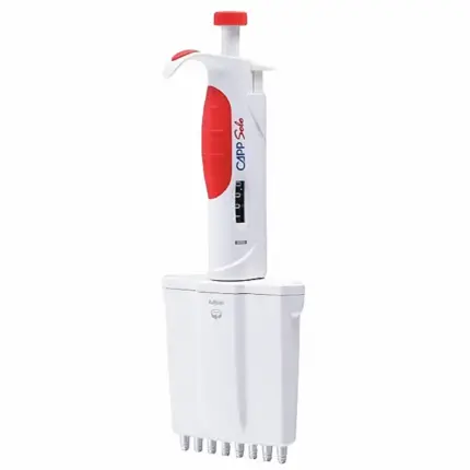 Manuelle CAPP Solo 8-Kanal-Mikroliterpipette für variable Volumina von 10 bis 100 ul mit rotem Bedienelement und digitaler Zähleinheit vor hellem Hintergrund