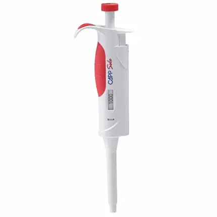 Manuelle Fixvolumen-Einkanalpipette CAPP Solo für 1.000 ul mit rotem Bedienelement und fester digitaler Volumenanzeige auf hellem Grund